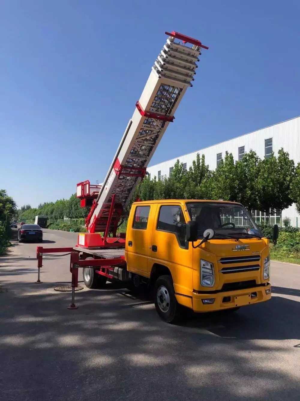 绍兴越城附近的云梯车出租服务：轻松解决高空作业需求